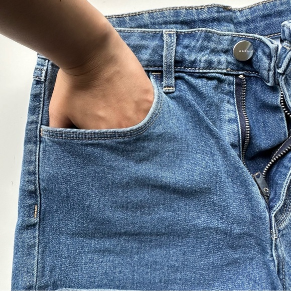 NWOT H&M Cuffed Denim Jean Short - Picture 5 of 9